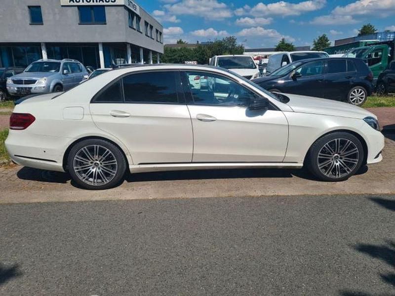 Weiss (metallic) Gebraucht 2013 Mercedes E250 Limousine | 12.999 € (Fairer Preis) - Bild 1/4