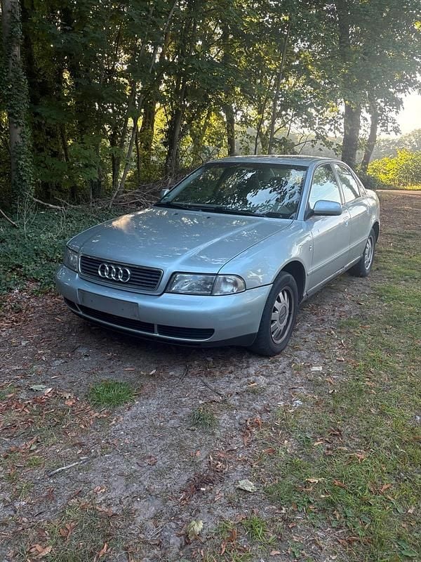 Silber Gebraucht 1999 Audi A4 Limousine | 800 € (Superpreis) - Bild 1/4