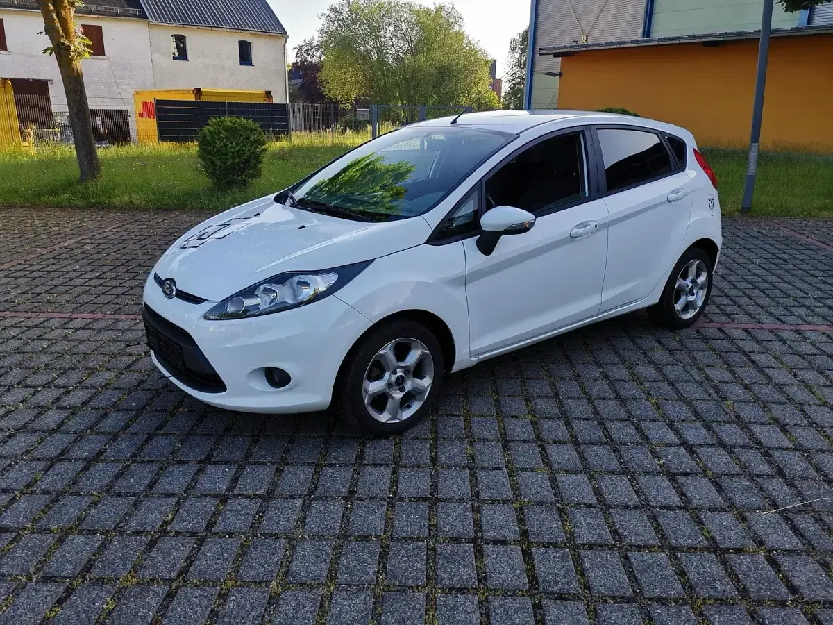 Gebraucht Ford Fiesta 82 PS (60 kW) 2010 Weiß Kleinwagen
