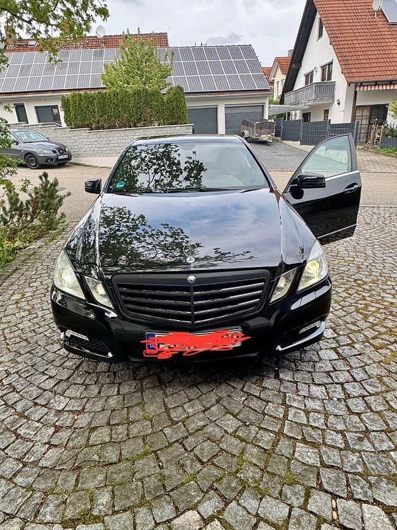 Schwarz Gebraucht 2009 Mercedes E350 Avantgarde Limousine | 10.200 € (Etwas zu teuer) - Bild 1/4