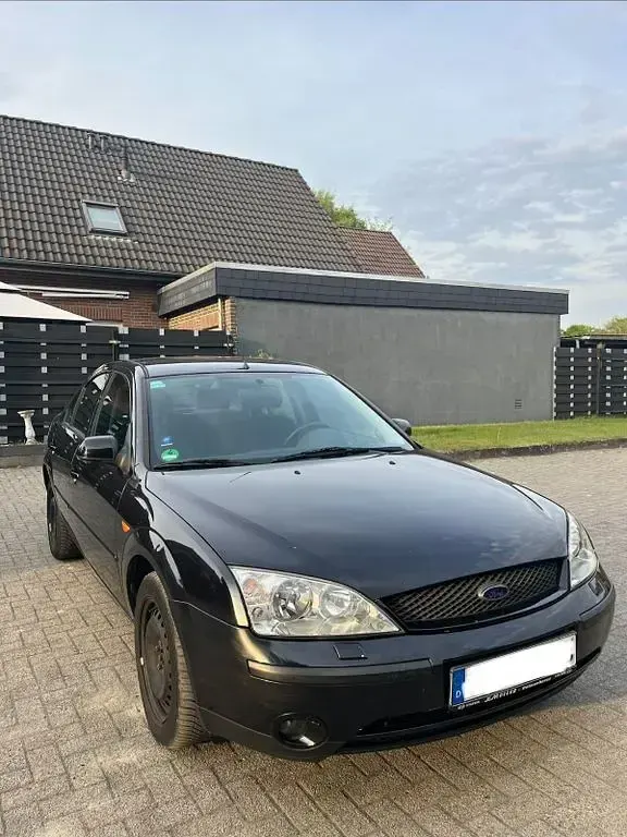 Second-hand Ford Mondeo Ambiente 145 CP (106 kW) 2001 Negru Berlinǎ