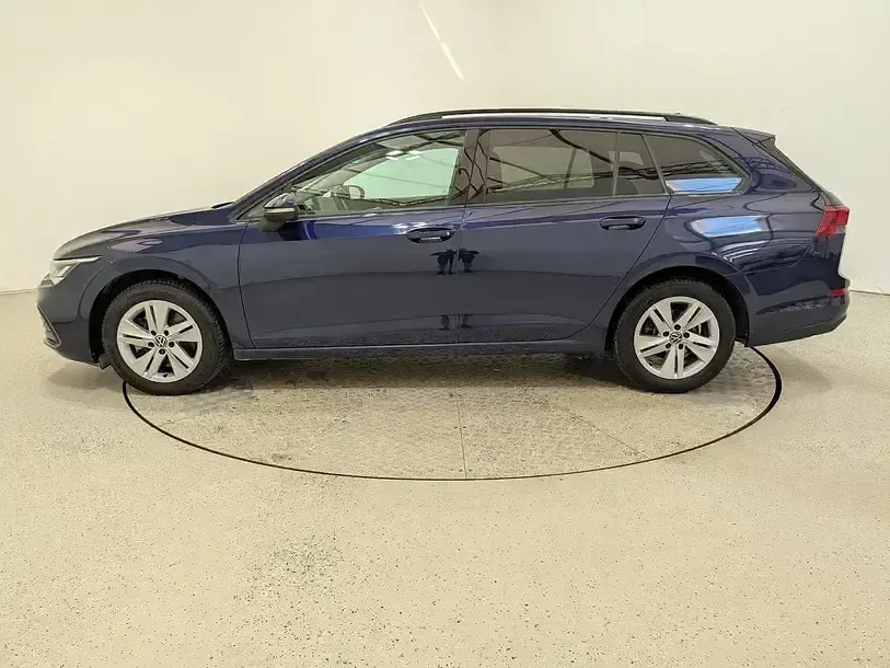 Gebraucht VW Golf VIII Life 150 PS (110 kW) 2022 Atlantik blue metallic Kombi