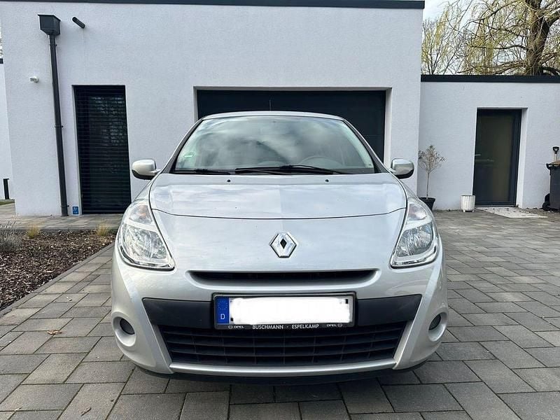 Gebraucht Renault Clio II 75 PS (55 kW) 2010 Silber Limousine