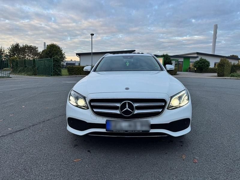 Weiß Gebraucht 2017 Mercedes E350 Kombi | 16.290 € (Guter Preis) - Bild 1/4