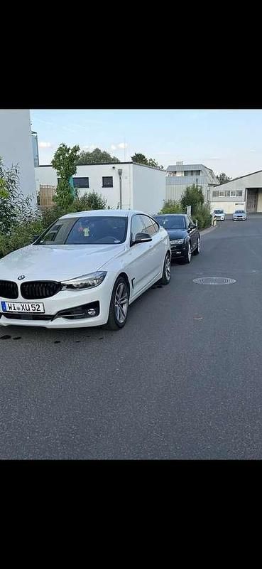 Weiß Gebraucht 2018 BMW 330 Sport Line Kleinwagen | 25.250 € (Teuer) - Bild 1/4
