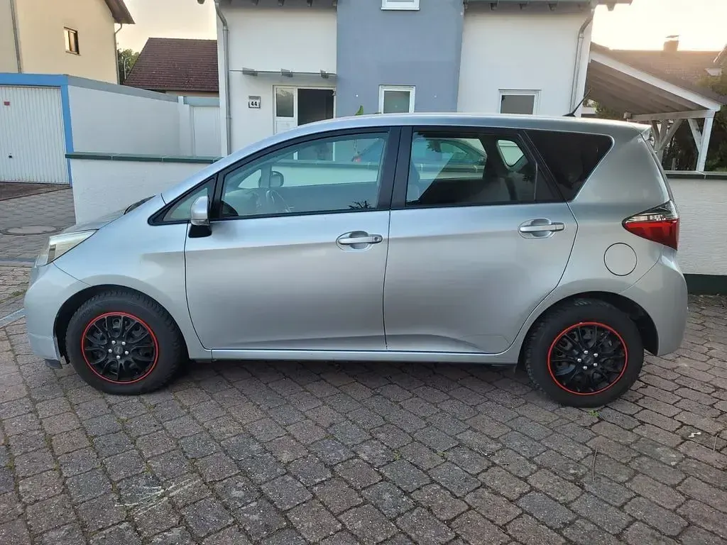 Gebraucht Toyota Verso-S 99 PS (72 kW) 2011 Silber Van / Kleinbus