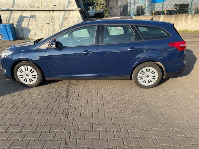Blau Gebraucht 2017 Ford Focus Trend Kombi | 4.100 € (Superpreis) - Bild 1/4