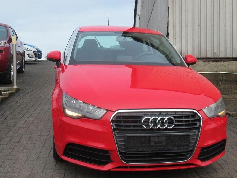 Gebraucht Audi A1 Attraction 86 PS (63 kW) 2011 Rot Limousine