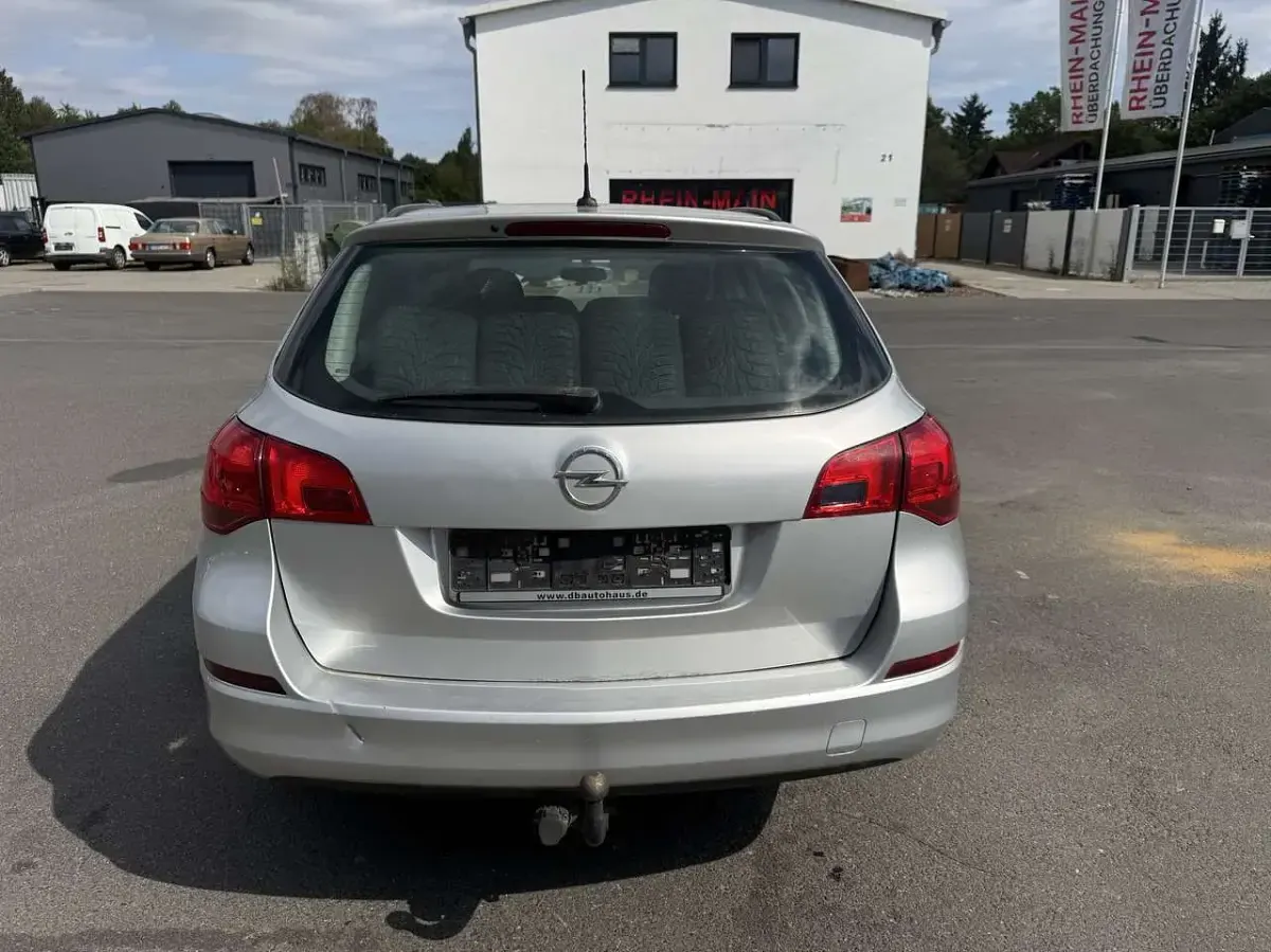 Gebraucht Opel Astra Selection 95 PS (69 kW) 2011 Argon silber/ice silver (m2) Kombi