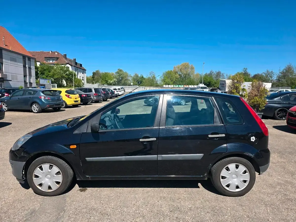 Używany Ford Fiesta 70 KM (51 kW) 2005 Czarny Hatchback