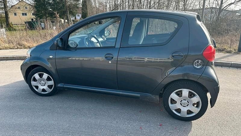 Gebraucht Toyota Aygo 67 PS (49 kW) 2006 Grau Kleinwagen