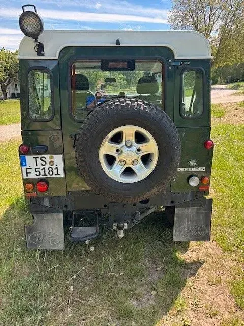 Gebraucht Land Rover Defender 122 PS (89 kW) 2011 Grün SUV