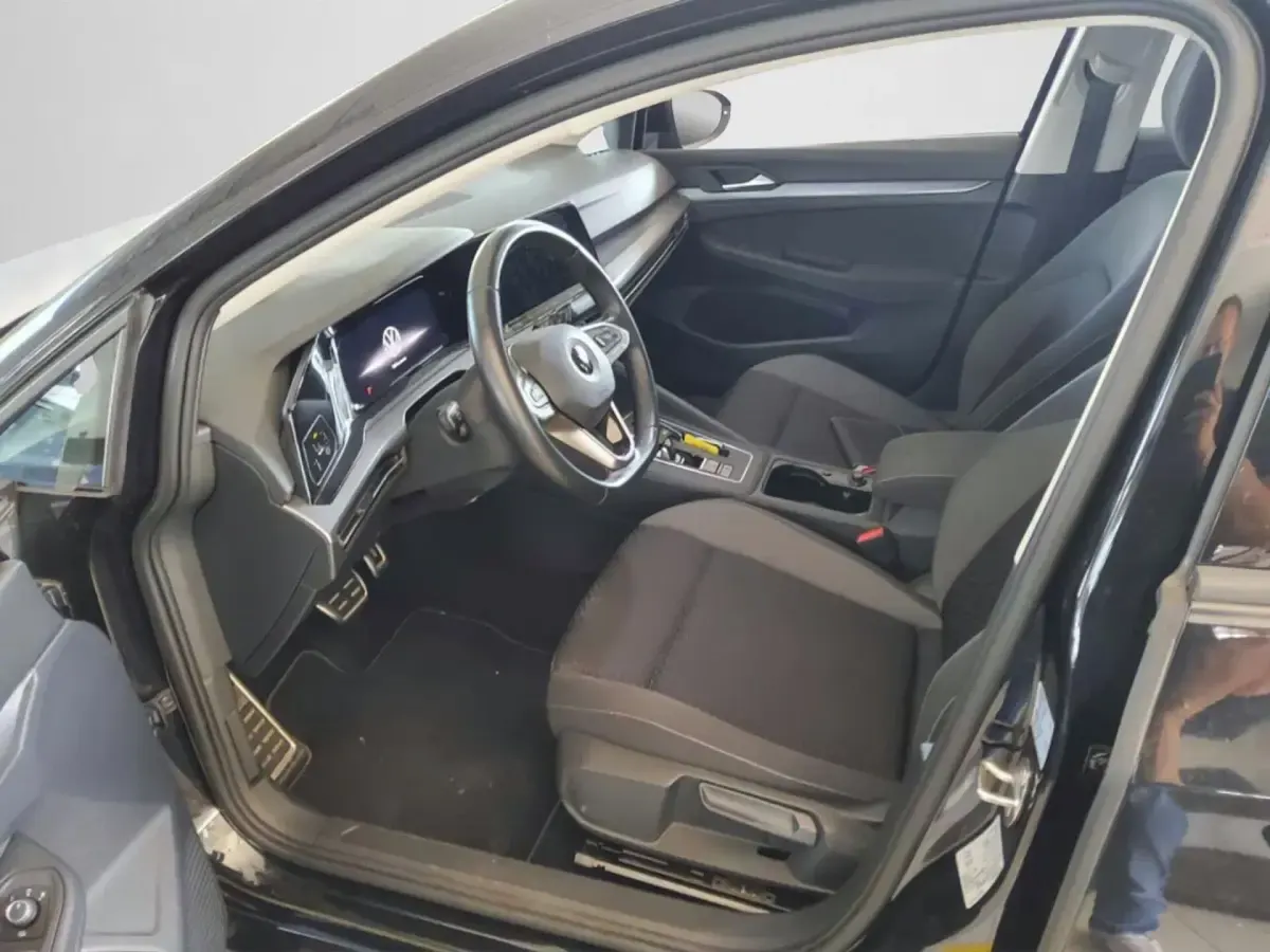Gebraucht VW Golf VIII Active 150 PS (110 kW) 2022 Deep black perleffekt Limousine