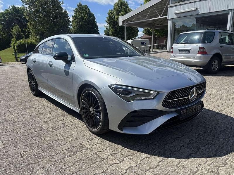 Metalliclack hightechsilber Gebraucht 2024 Mercedes CLA200 Shooting Brake AMG line Kombi | 33.900 € - Bild 1/4