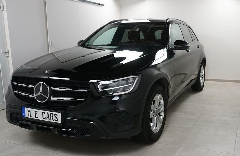 Schwarz Gebraucht 2020 Mercedes GLC200 Night SUV | 32.900 € (Superpreis) - Bild 1/4