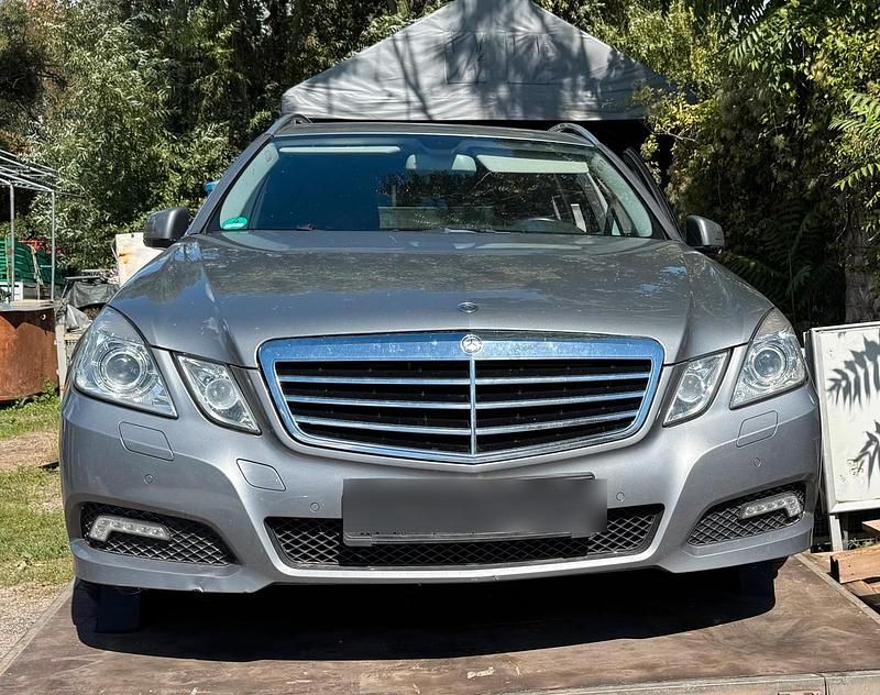 Grau Gebraucht 2010 Mercedes E220 Avantgarde Kombi | 5.200 € - Bild 1/4