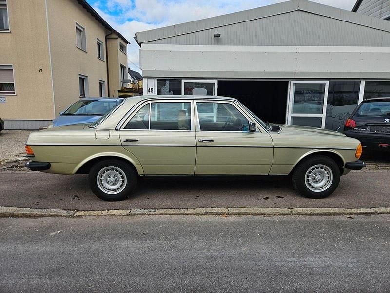 Gebraucht Mercedes 240 72 PS (52 kW) 1981 Grün Limousine