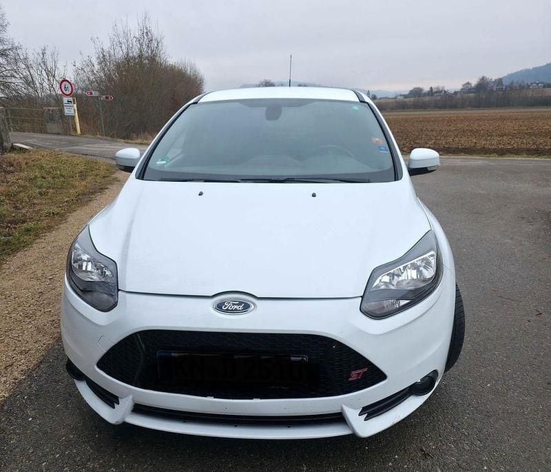 Gebraucht Ford Focus ST 250 PS (183 kW) 2012 Weiß Limousine