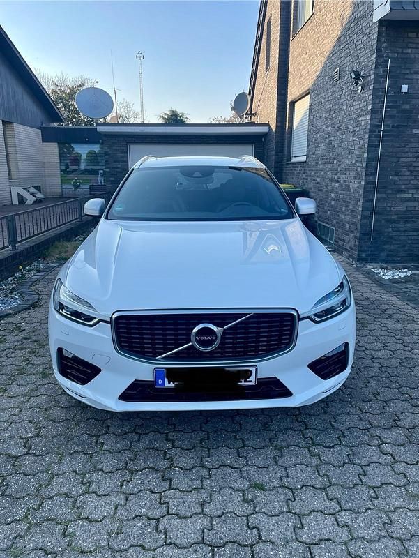 Weiß Gebraucht 2018 Volvo XC60 R-Design SUV | 28.900 € (Etwas zu teuer) - Bild 1/4
