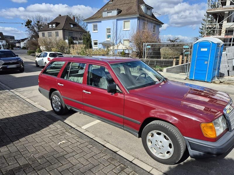 Gebraucht Mercedes 300 113 PS (83 kW) 1987 Rot Kombi