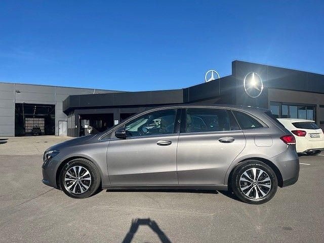 Gebraucht Mercedes B200 150 PS (110 kW) 2021 Metalliclack mountaingrau Van / Kleinbus