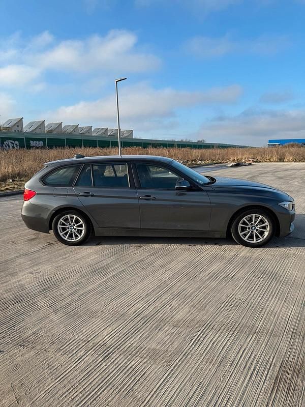 Gebraucht BMW 320 163 PS (119 kW) 2013 Grau Kombi