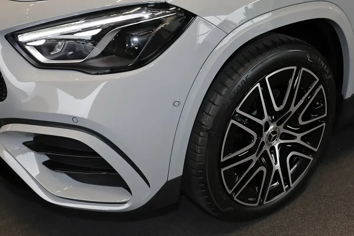 Usata Mercedes GLA200 AMG 163 CV (119 kW) 2026 Grigio SUV