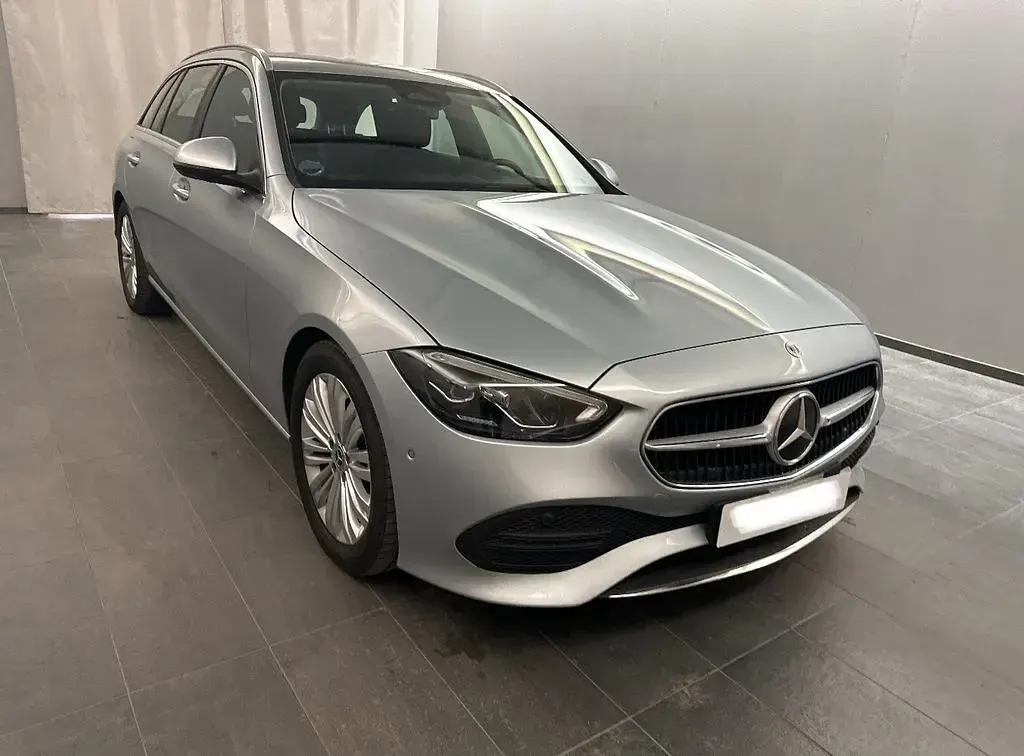 Gebraucht Mercedes C200 Avantgarde 163 PS (119 kW) 2023 Silber Limousine