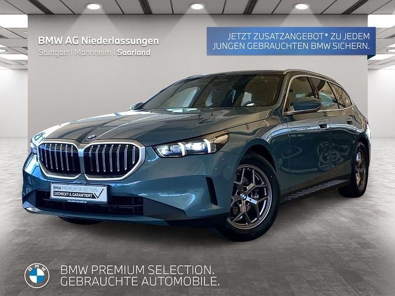 Grün Gebraucht 2024 BMW 520 Comfort Edition Kombi | 47.911 € (Fairer Preis) - Bild 1/3