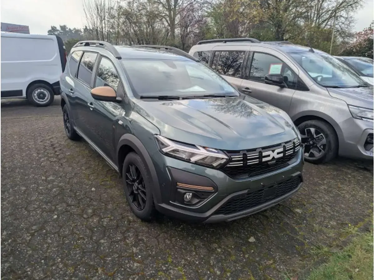 Gebraucht Dacia Jogger Essentiel 101 PS (74 kW) 2023 Grün Van / Kleinbus