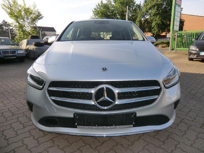 Grau Gebraucht 2020 Mercedes B180 Van / Kleinbus | 21.900 € (Fairer Preis) - Bild 1/4