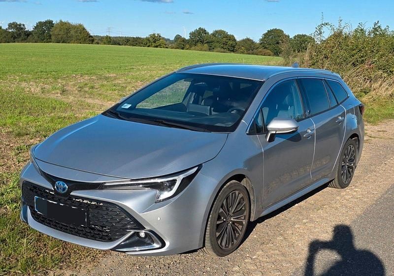 Silber Gebraucht 2023 Toyota Corolla Team Kombi | 25.490 € (Superpreis) - Bild 1/4