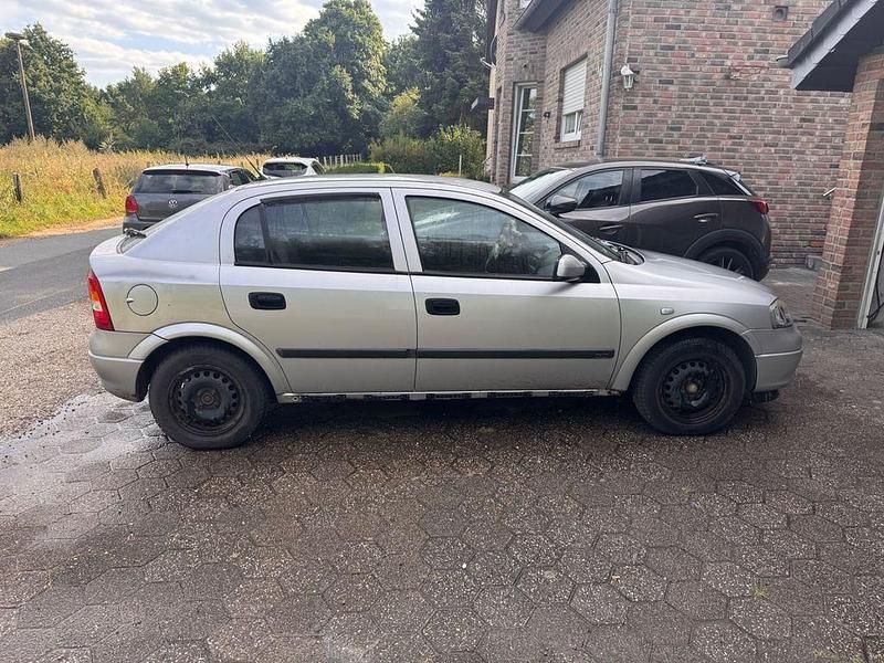 Gebraucht Opel Astra 75 PS (55 kW) 1998 Silber Limousine