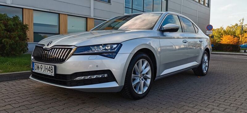Silber Gebraucht 2020 Skoda Superb Ambition Limousine | 22.999 € (Guter Preis) - Bild 1/4