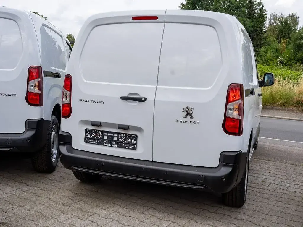 Gebraucht Peugeot Partner Premium 102 PS (75 kW) 2023 Weiß Van / Kleinbus