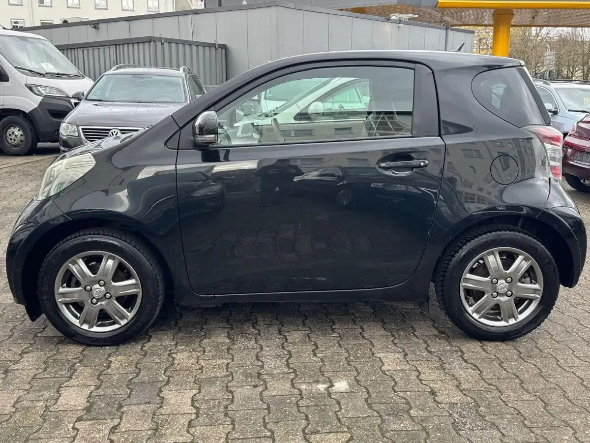 Używany Toyota iQ 68 KM (50 kW) 2009 Czarny Hatchback