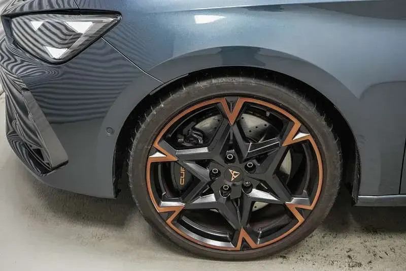 Gebraucht Cupra Leon VZ 333 PS (244 kW) 2025 Magnetic grau Kombi