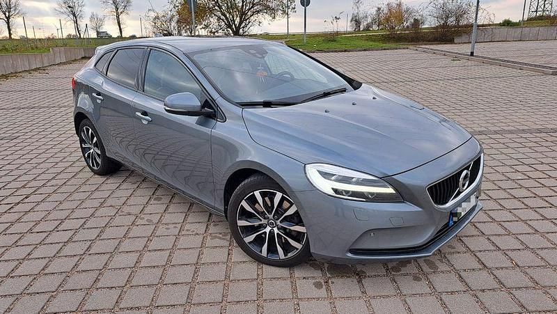 Grau Gebraucht 2018 Volvo V40 Momentum Limousine | 15.990 € (Fairer Preis) - Bild 1/4