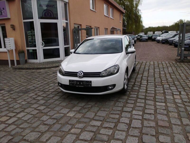 Weiß Gebraucht 2009 VW Golf VI Comfortline Kleinwagen | 3.990 € (Etwas zu teuer) - Bild 1/4
