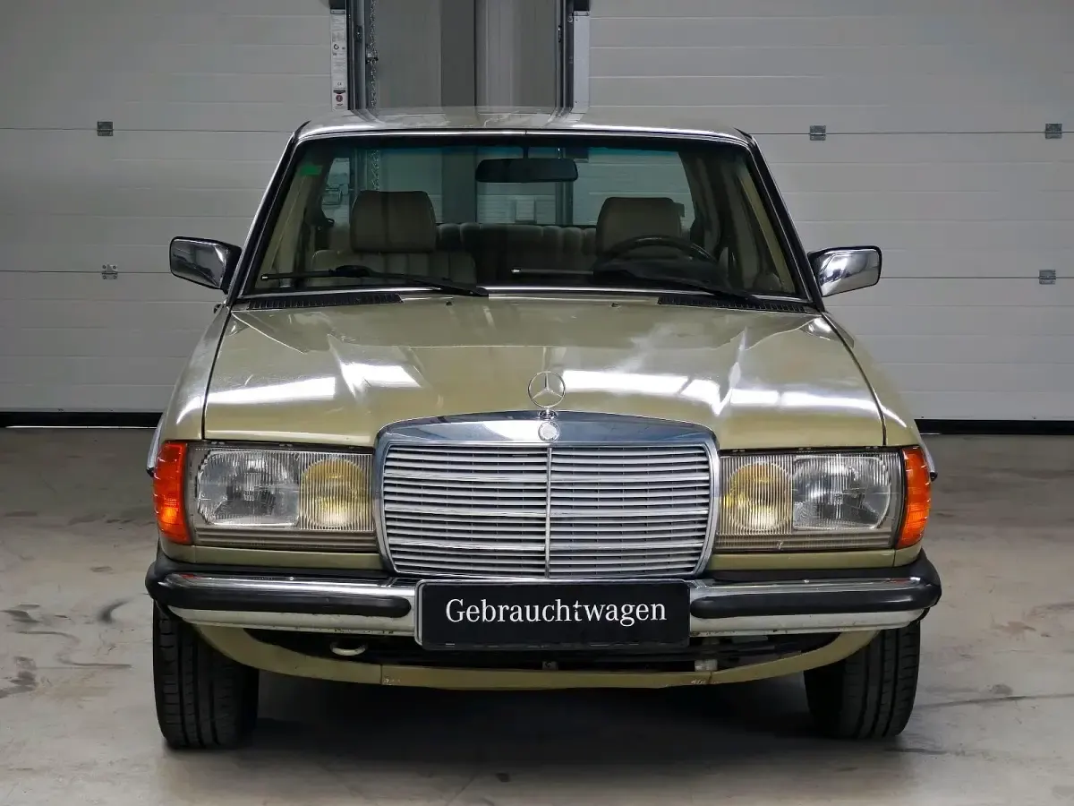 Gebraucht Mercedes 300 88 PS (64 kW) 1983 Grün Limousine