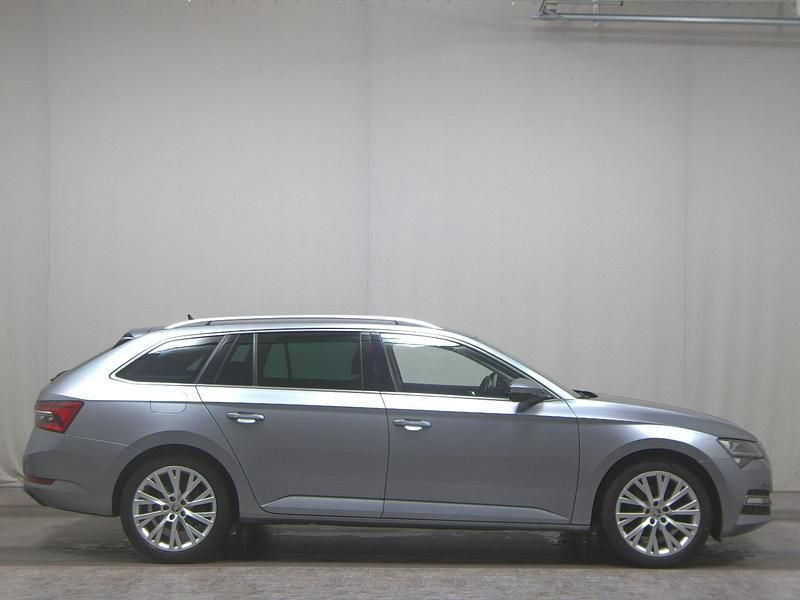 Grau Gebraucht 2021 Skoda Superb Style Kombi | 20.680 € (Superpreis) - Bild 1/4
