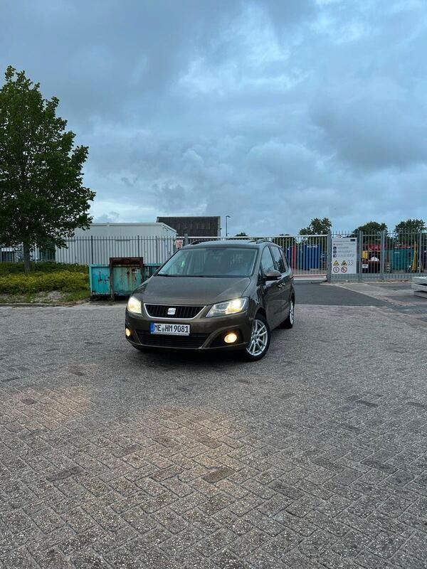 Braun Gebraucht 2012 Seat Alhambra Ecomotive Van / Kleinbus | 12.599 € (Fairer Preis) - Bild 1/4