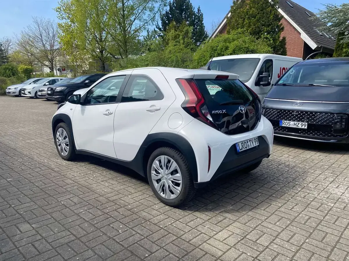 Gebraucht Toyota Aygo Play 72 PS (52 kW) 2022 Super white 2 Kleinwagen