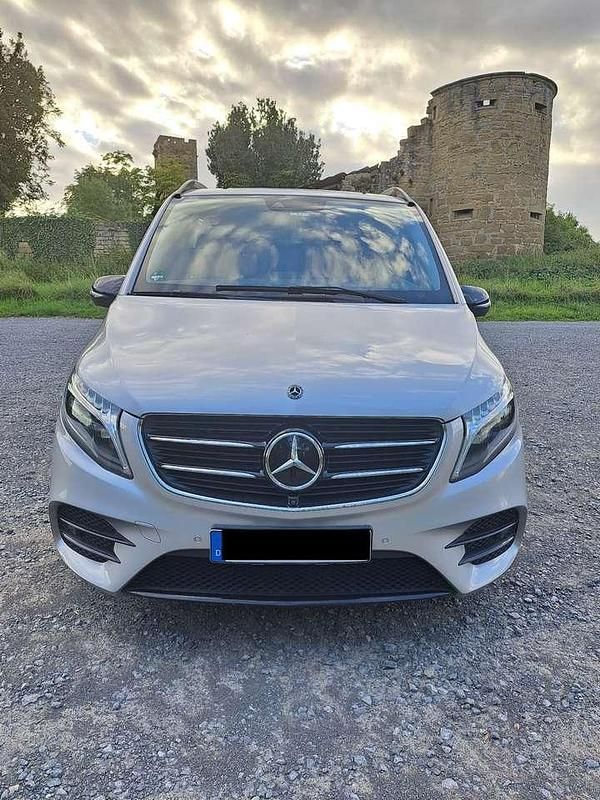 Grau Gebraucht 2017 Mercedes V250 Avantgarde Van / Kleinbus | 32.995 € (Fairer Preis) - Bild 1/4