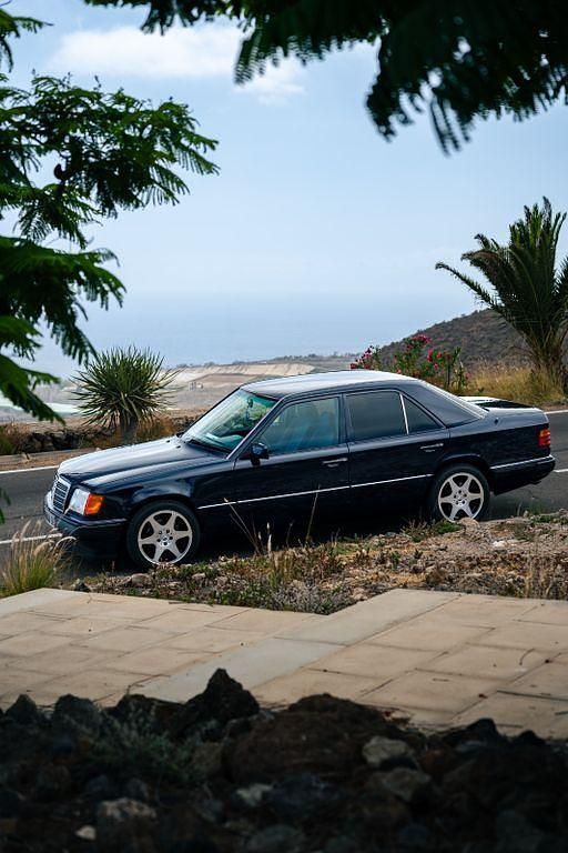 Blau Gebraucht 1993 Mercedes E320 Limousine | 12.000 € - Bild 1/4