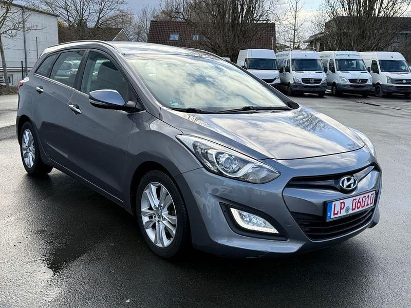 Gebraucht Hyundai i30 Trend 110 PS (80 kW) 2012 Grau Kombi