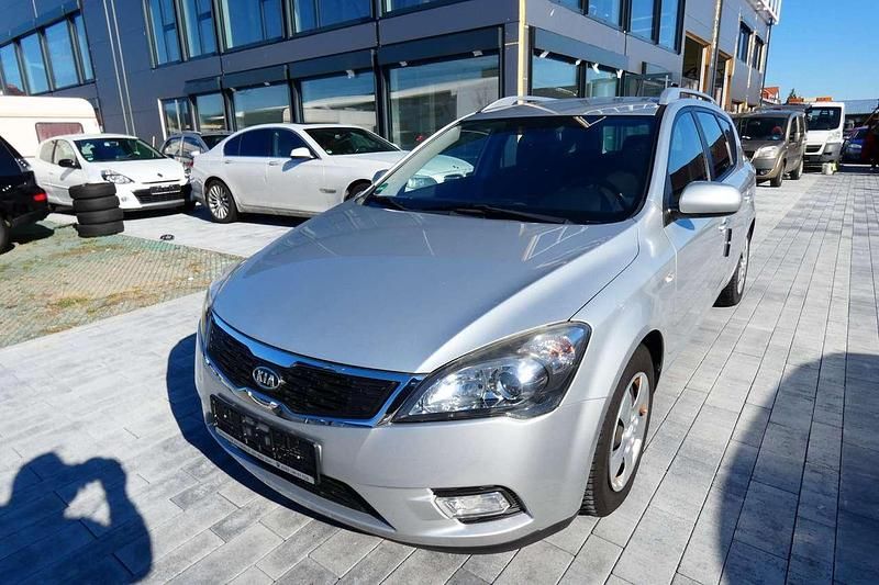 Kirunasilber met. Gebraucht 2011 Kia Ceed Sportswagon Vision Kombi | 7.900 € (Teuer) - Bild 1/4
