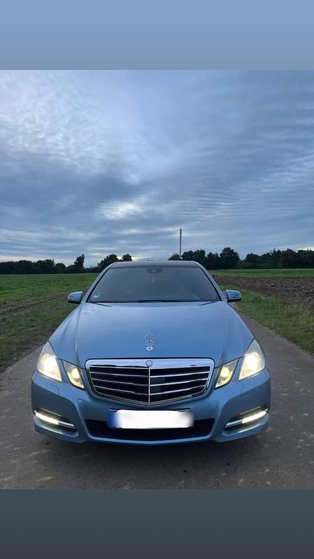 Blau Gebraucht 2010 Mercedes E350 Avantgarde Limousine | 13.900 € (Teuer) - Bild 1/4