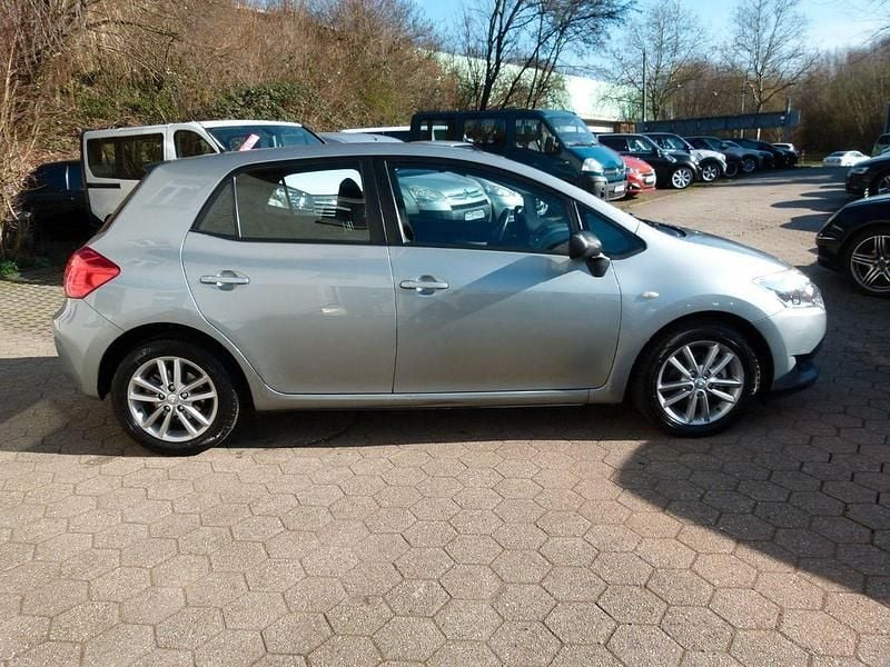 Gebraucht Toyota Auris Life 101 PS (74 kW) 2009 Silber Kleinwagen