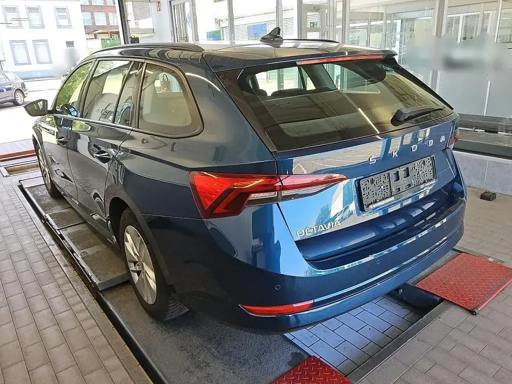 Gebraucht Skoda Octavia Ambition 131 PS (96 kW) 2022 Blau Limousine